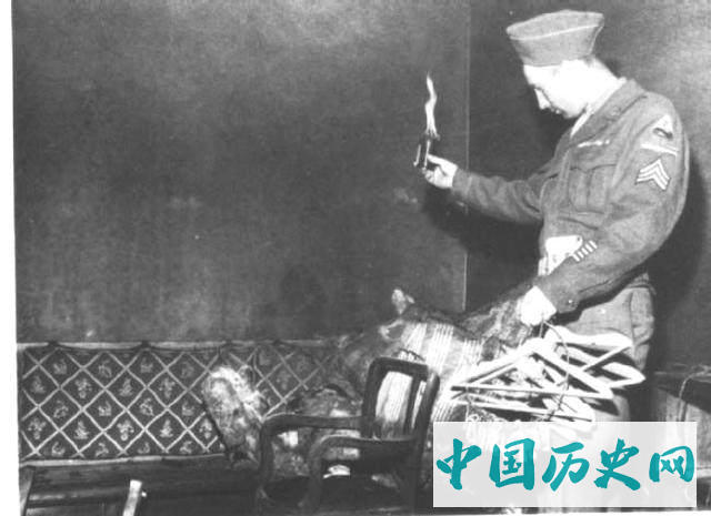 希特勒自杀地堡老照片沙发下有一块血迹