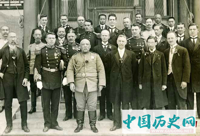 1913年，袁世凯就任正式大总统，和各国使节合影