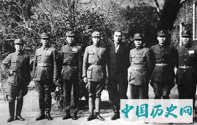 南岳干部训练班部分教员（右二乃叶剑英）