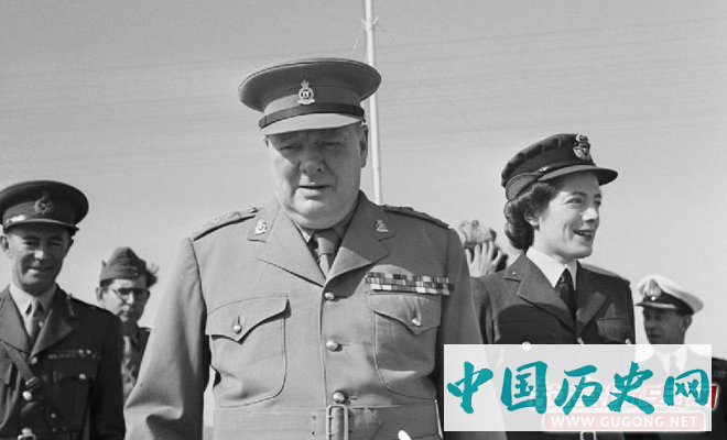 1943年，丘吉尔及其女儿莎拉在埃及