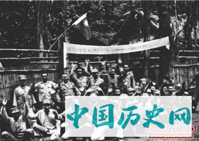 1945年9月17日，位于Rabaul的Kumula Yama的中国战俘营门外，重获自由的中国战俘在欢呼盟军的到来