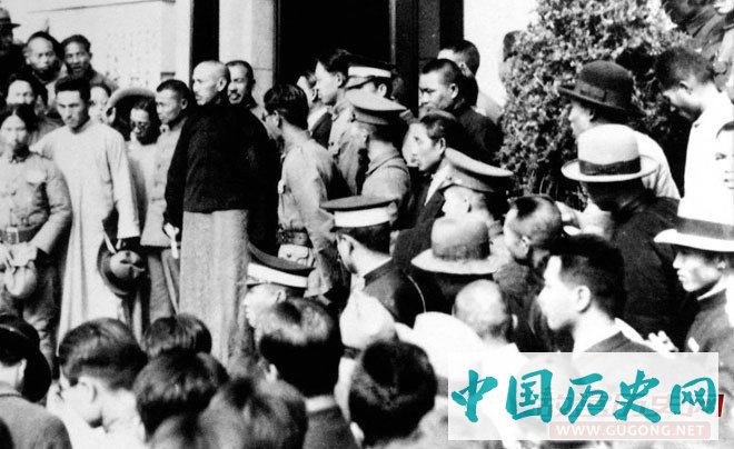 国民政府主席蒋介石接见全国各地到南京请愿的学生代表，说明政府对“九一八事变”的处置立场