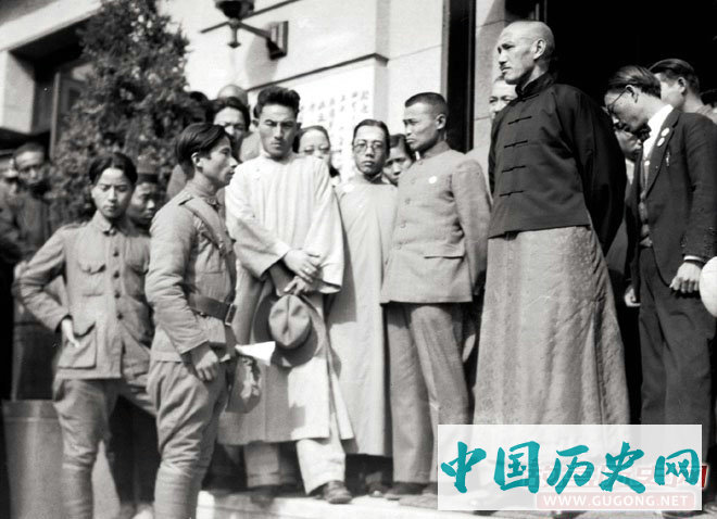 九一八事变后，蒋介石在南京接见戎装要求北上抗日的青年学生