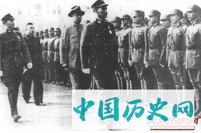 蒋介石在重庆检阅整训完毕即将开赴前线的部队