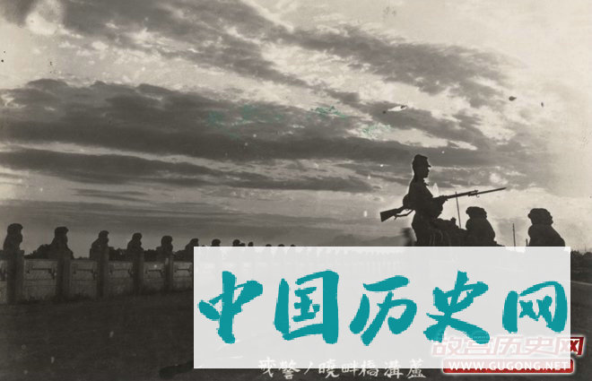 卢沟桥上的日军警戒士兵