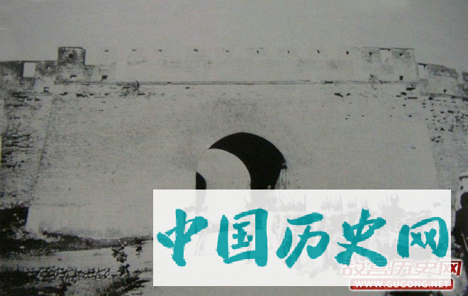 通过宛平城前往演习场的日本驻华部队