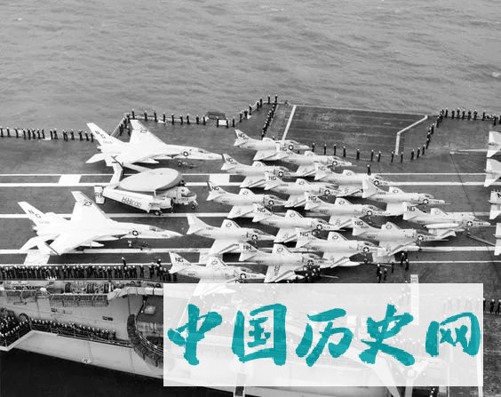 重型的A5攻击机与轻型的A4攻击机 体积比较