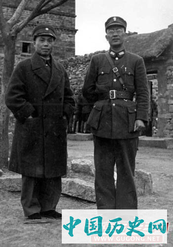 李宗仁（左）、白崇禧（右）在台儿庄战役时留影。