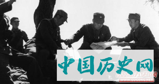 1938年4月，台儿庄战役期间的孙连仲（中）在指挥作战。