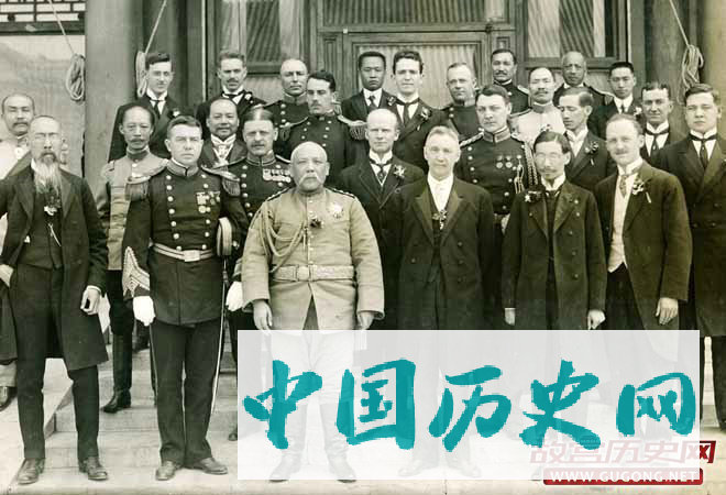 1913年，袁世凯就任正式大总统，和各国使节合影