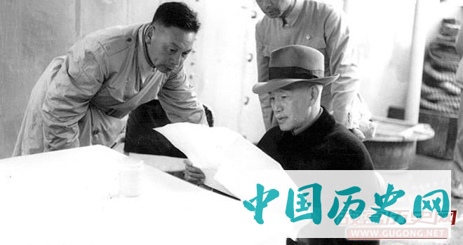 1954年，蒋介石、蒋经国乘坐峨眉号军舰往大陈岛视察。
