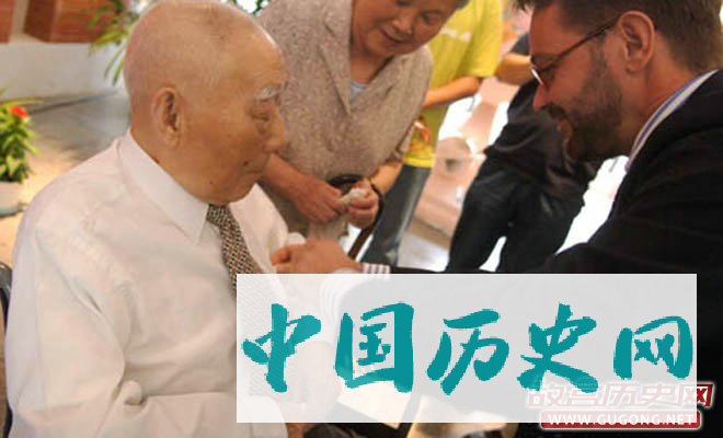 法国驻上海总领事薛翰（Jean-Marin SCHUH）为黄廷鑫佩戴勋章。
