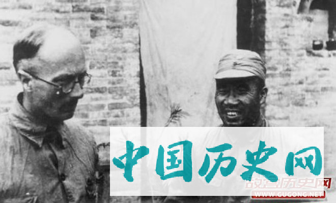 1939年9月，朱德在同林迈可交谈。