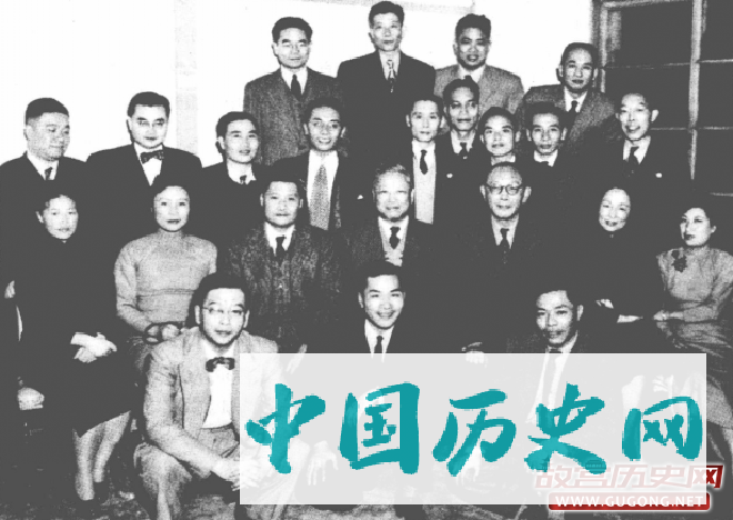 图注：国际宣传处成员合影，第二排右四为董显光，右三为曾虚白。