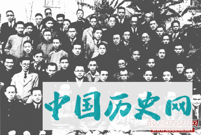 图注：国宣处工作人员与部分合作的西方记者合影。前排右一为白修德(美)，右三为马彬苏(苏格兰)、右四为武道(美)。