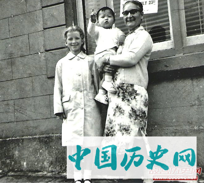 受宋美龄影响，晚年的艾伟德也喜欢穿旗袍