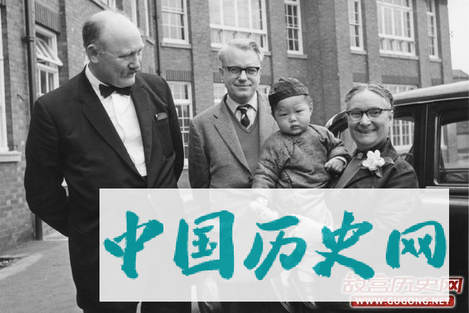 1963年，艾伟德与英国教育界人士合影
