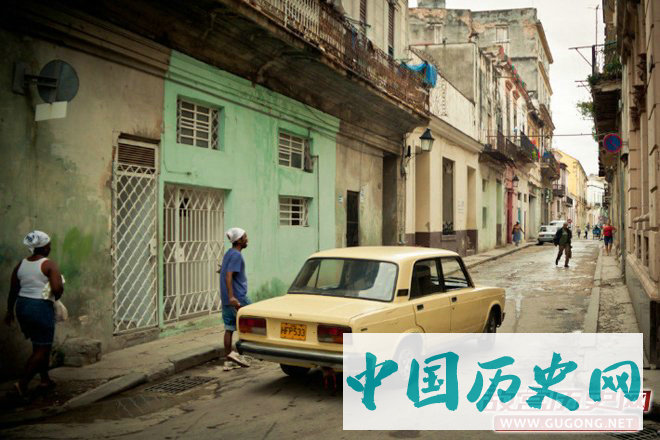 图注：老汽车仍是今天的哈瓦那街头一景