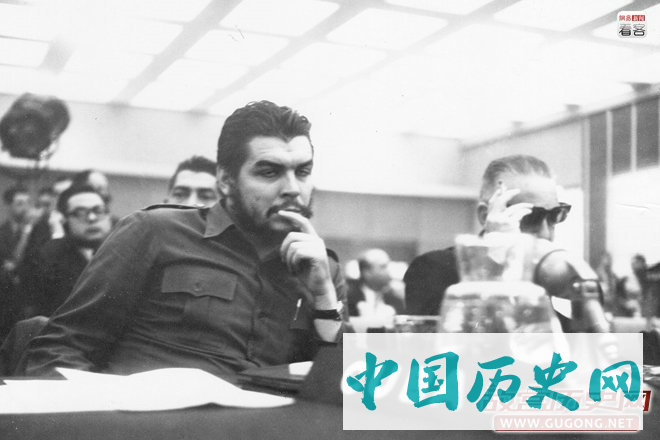 切·格瓦拉的死，是卡斯特罗“武装斗争”路线的一次巨大挫折