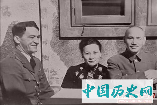 图注：陈纳德与蒋介石夫妇合影
