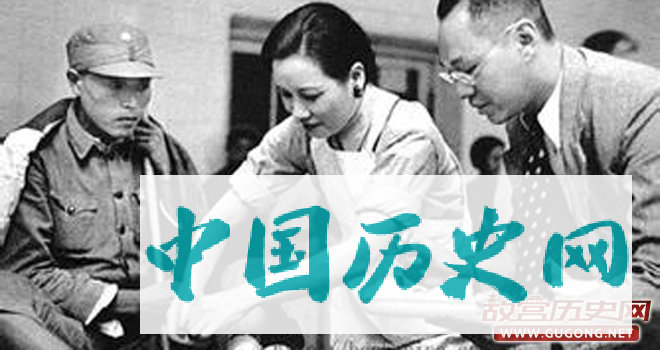 宋美龄亲自为伤兵包扎