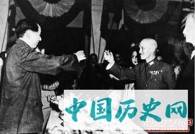 抗战胜利后，蒋介石与毛泽东在重庆合影