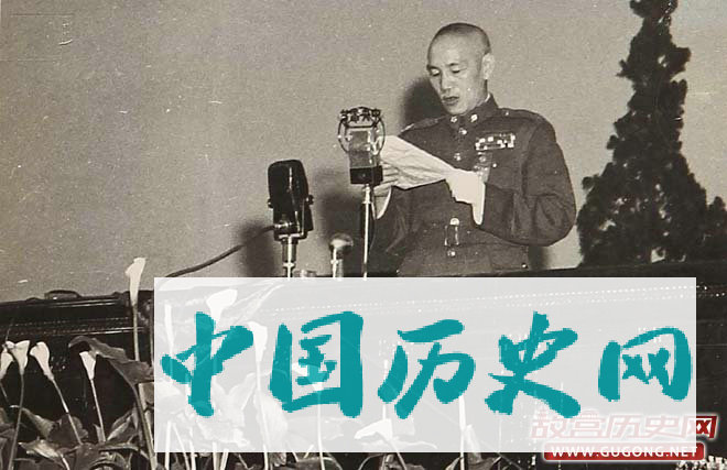 抗战期间，蒋介石在中央电台发表讲话