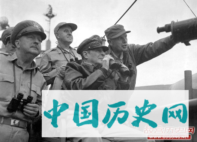 朝鲜战争中，麦克阿瑟（中）对使用原子弹很感兴趣