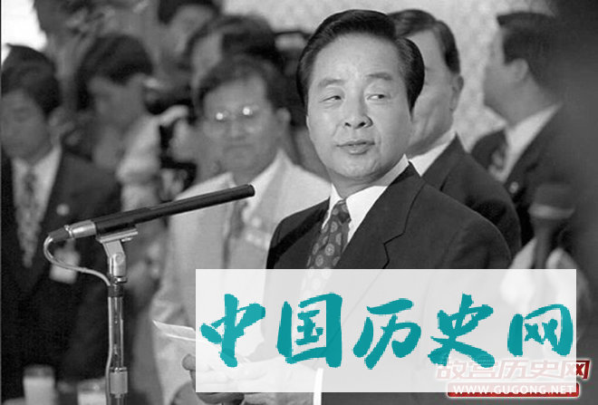 韩国前总统金泳三。其最广为人知的名言是：黎明总会到来——即使你拧断了公鸡的脖子。
