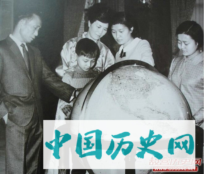 朴正熙与家人观看韩国在世界上所处的地理位置
