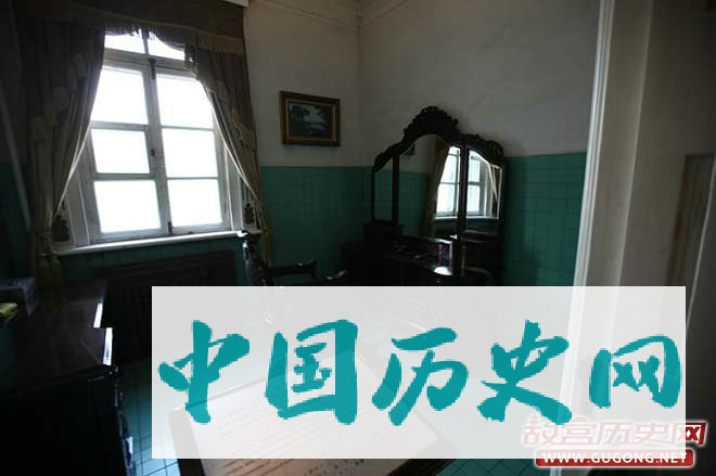 伪满皇宫中溥仪的“理发室”。1998年周策纵先生游览该地时写作“理發室”，现已更正为“理髮室”