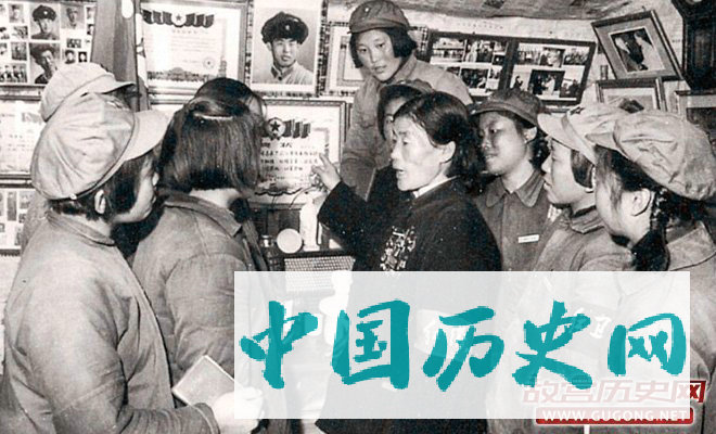 哈尔滨航空工业学校的“女红军长征队”，拜访“毛主席的好战士”刘英俊。此中可见当日女性的着装风气