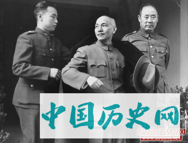 1948年末，蒋介石与傅作义于北平合影