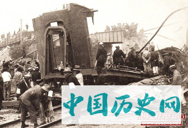 张作霖的座车被炸后，消防队员、救护人员在现场实施救援