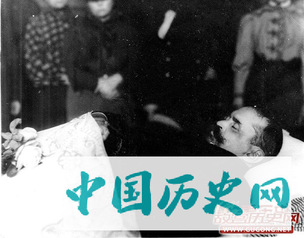 因保护学生而亡 莫斯科50万人为校长送葬