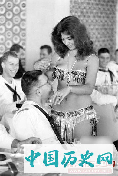组图：餐会上供美军消遣的美丽女郎