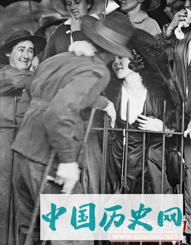 战争的残酷凸显了吻的迷醉