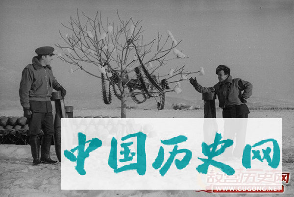 二战飞行员的“劲爆”圣诞节 子弹做装饰航弹当礼物