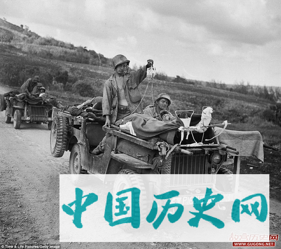 太平洋地狱：二战美国士兵挽救生命的罕见照