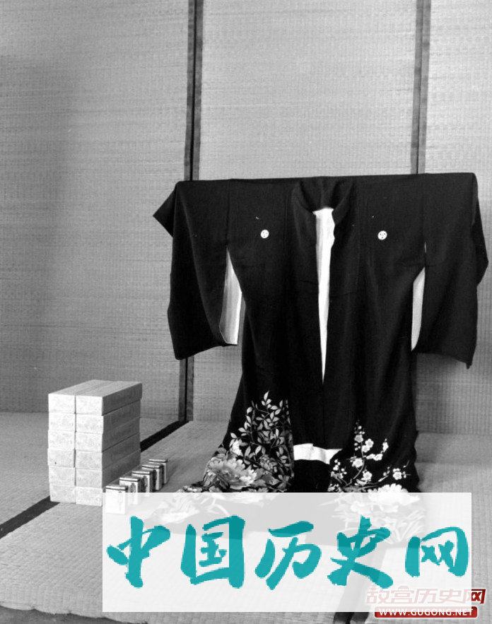 黑与白的对决：二战后黑市撑起日本