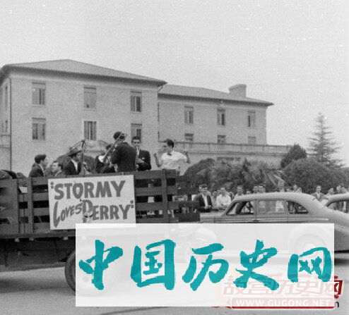 1948年走进大学校园的脱衣舞娘