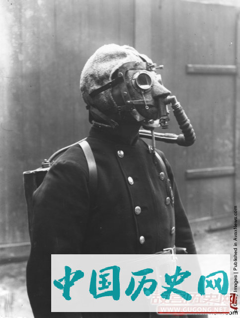 毒气引发的效应，各国戴着防毒面具的人