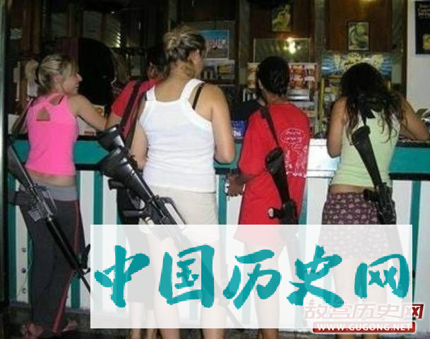 穿比基尼执行任务的女兵们