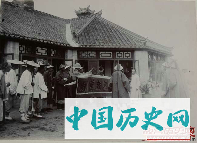 清朝官员跪地向八国联军送锦旗