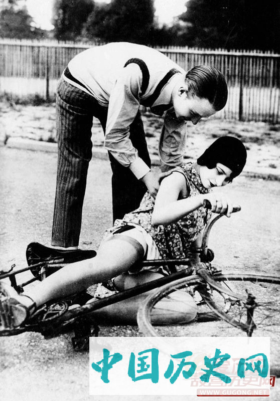 女生骑车摔倒 老照片告诉你小心咸猪手