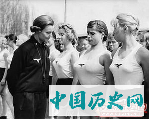 纳粹女兵罕见豪放照