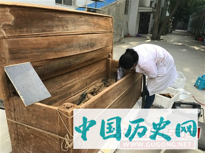 新疆和田洛浦县比孜里墓地两具木棺进行开棺清理