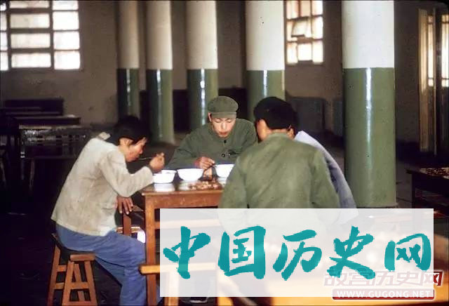 北京往事：北京大学老照片 1972年