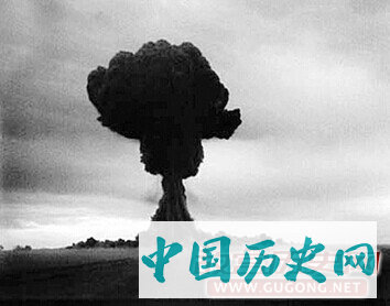 谁的一句话让毛主席下决心来搞核武器