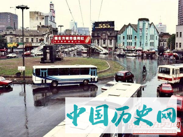 大连老照片：九十年代大连 运营百年的有轨电车